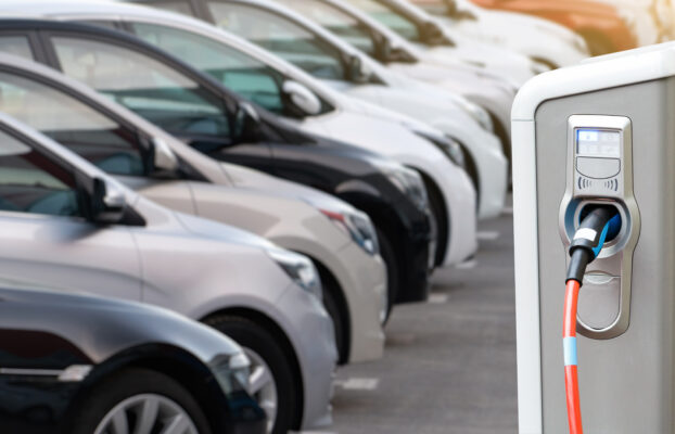 L’auto elettrica rallenta, cambiano le strategie dei costruttori