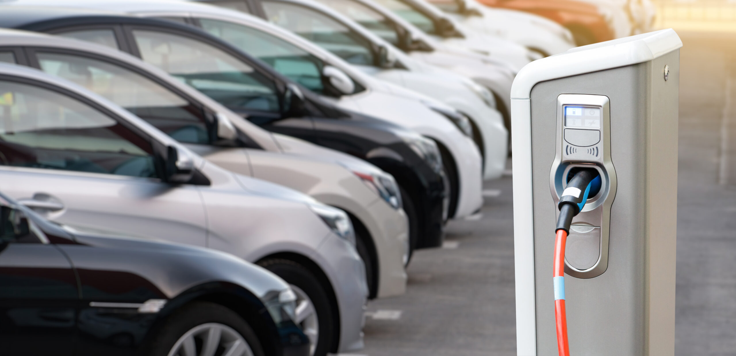 L’auto elettrica rallenta, cambiano le strategie dei costruttori